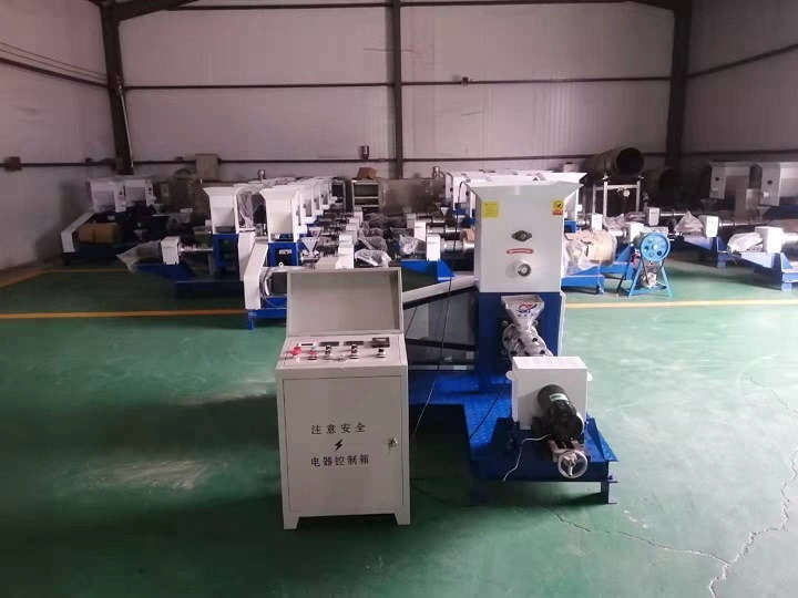 Picture-of-factory-producing-fish-feed-pellet-machine